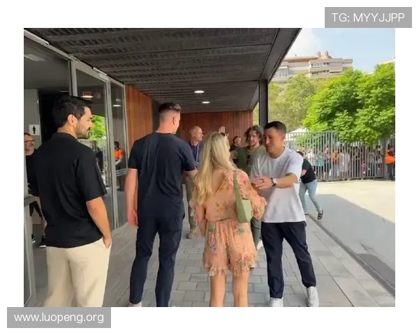 送别队长，巴萨全队在告别仪式上与罗贝托合影